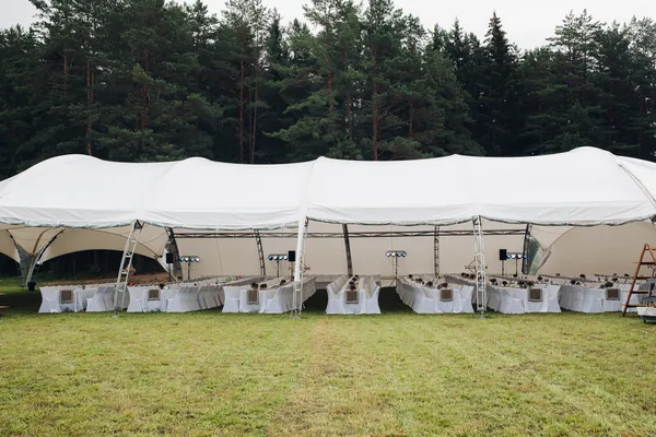 Louer / Installer du matériel pour recevoir (barnum, tables, chaises, …)